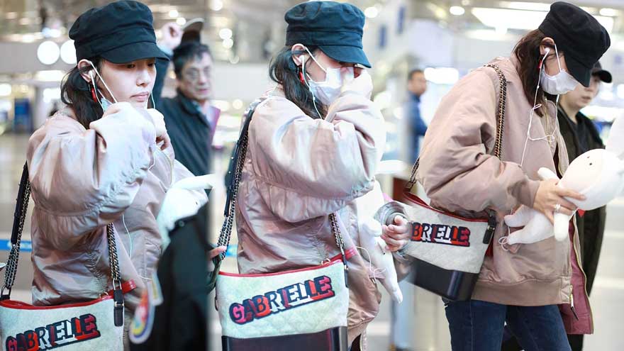 白百何清丽素颜亮相表情冷漠 无名指戒指抢镜