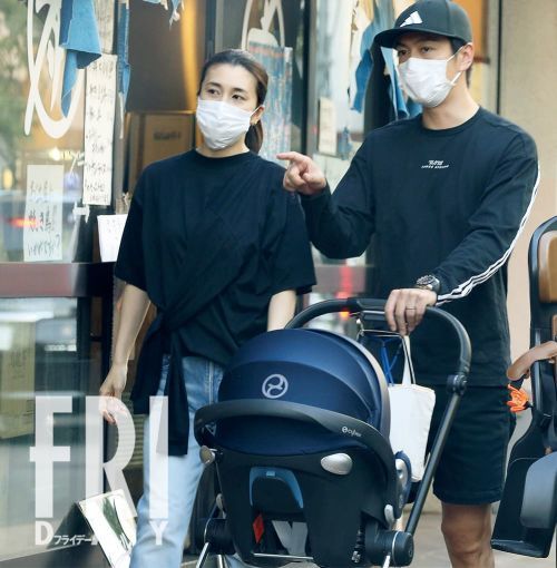 竹内结子中林大树外出购物被拍口罩难掩高颜值 手机新浪网 竹内结子中林大树外出购物被拍口罩难掩高颜值 手机新浪网