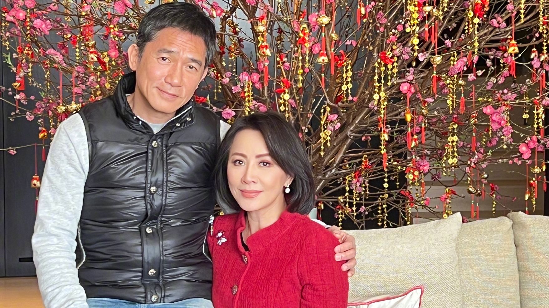 刘嘉玲晒和梁朝伟合影 两人背靠桃花树恩爱十足