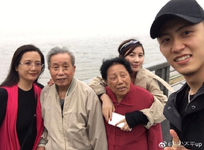 网曝黄景瑜劈腿家暴 工作人员暂未回应 手机新浪网