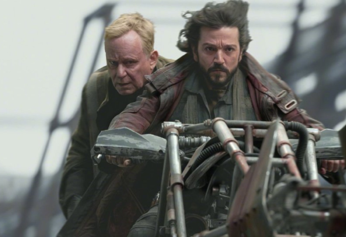 而王尔德饰演的也叫quorra 葵拉 所以那个王尔德就是她了.