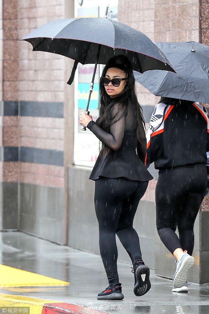 组图:布莱克·希娜扭动傲人臀部一步三回头 边撑伞边看手机