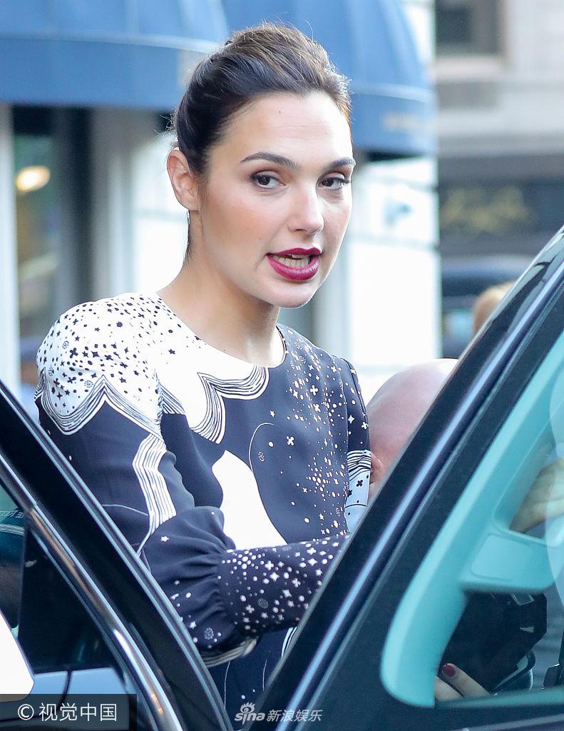 纽约,盖尔·加朵(gal gadot)和老公yaron versano现身街头,手挽老公