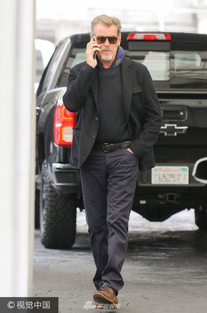 组图:"老牌007"布鲁斯南年过花甲魅力不减左揽右抱