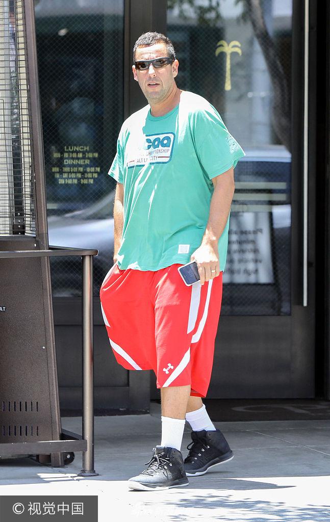 组图:亚当桑德勒显身街头 身材臃肿满脸胡茬大叔气十足