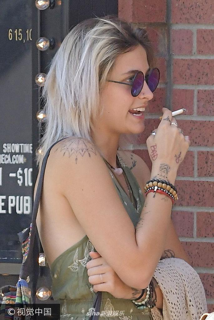 组图:老烟枪!杰克逊女儿帕里斯街头吞云吐雾心情靓