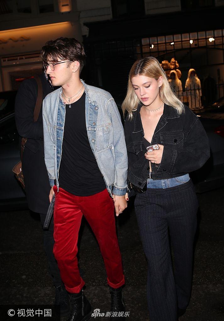 组图:哈迪德家小弟安瓦尔颜值超高无公害 深情牵手女友撒狗粮