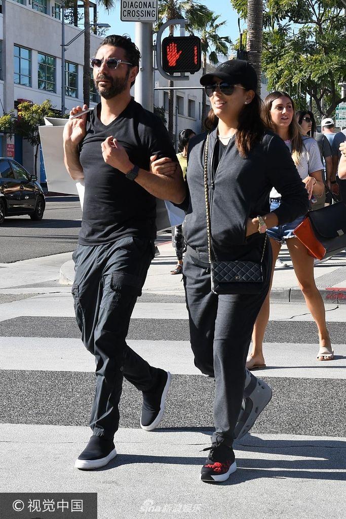 组图:伊娃·朗格利亚与老公外出觅食 勾肩搭背撒狗粮_高清图集_新浪网