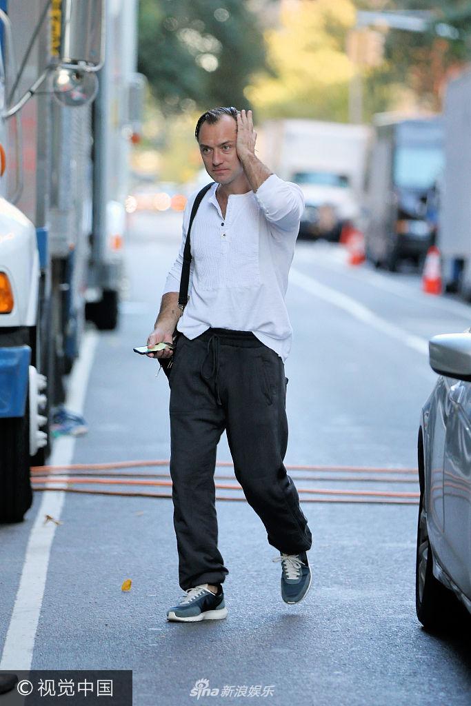 组图:裘德·洛穿宽松休闲惨变五五身 捋发耍帅发际线尴尬