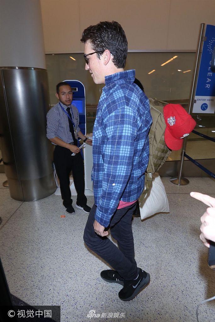 组图:"神奇先生"特勒蓝格衫粉t显直男审美 左摇右摆超神气