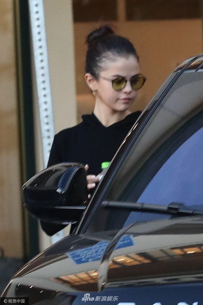 组图:瑟琳娜变健身狂魔 素颜外出酷劲十足