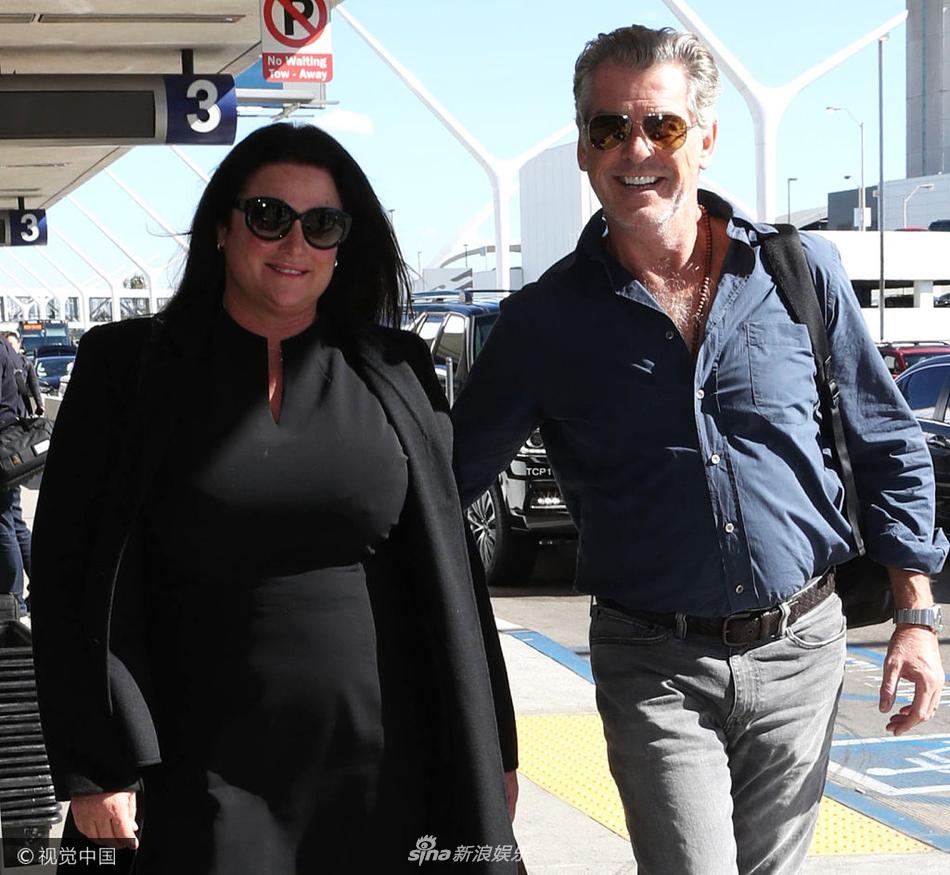 组图:皮尔斯·布鲁斯南和妻子现身 一路牵手搂腰甜蜜惹人羡