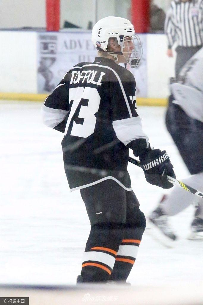 美国洛杉矶,贾斯汀·比伯( justin bieber )打冰球时被拍,为了避免