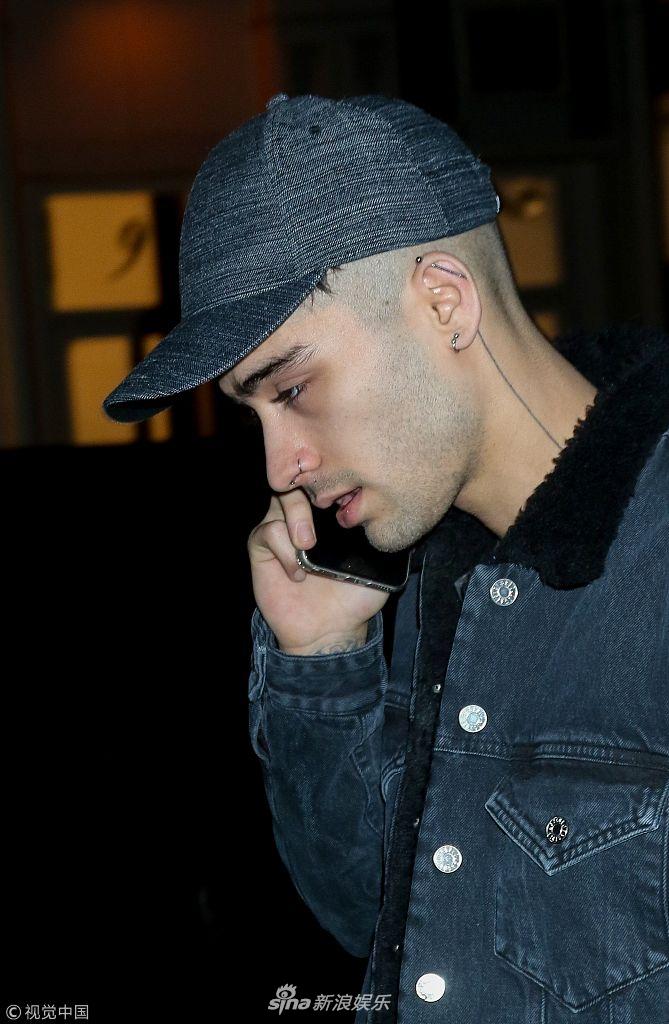 组图:离开就想念?泽恩·马利克离开女友吉吉家 一路狂煲电话粥