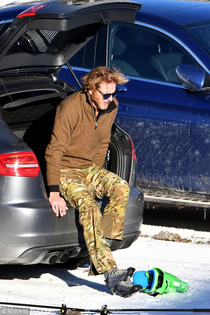 组图:摩纳哥王子安德烈一家外出度假 爱妻开心牵儿女