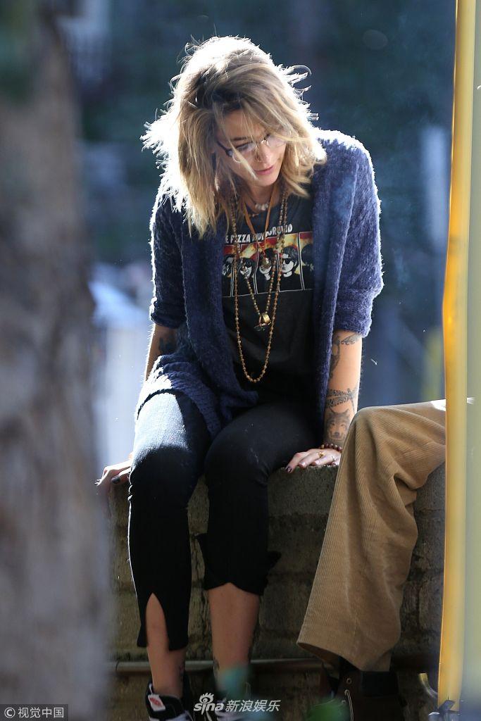 组图:帕里斯·杰克逊坐石阶抽烟露纹身 乱发遮眼获神秘男相伴