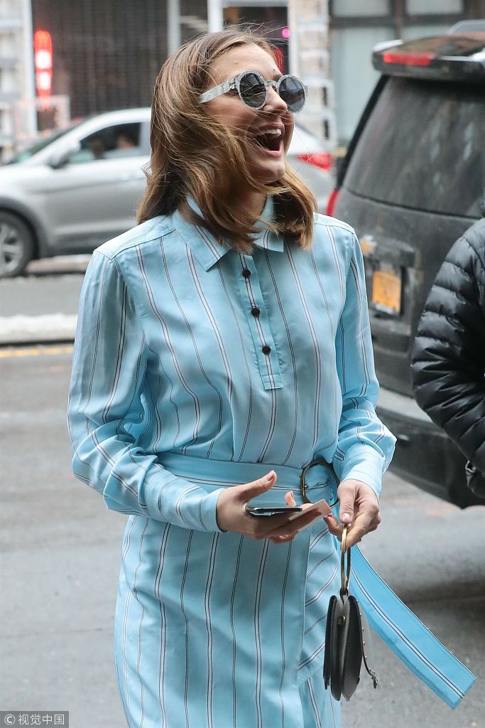 组图:克莉丝汀带精致妆容出街遛狗成风景 专注玩手机现笑容