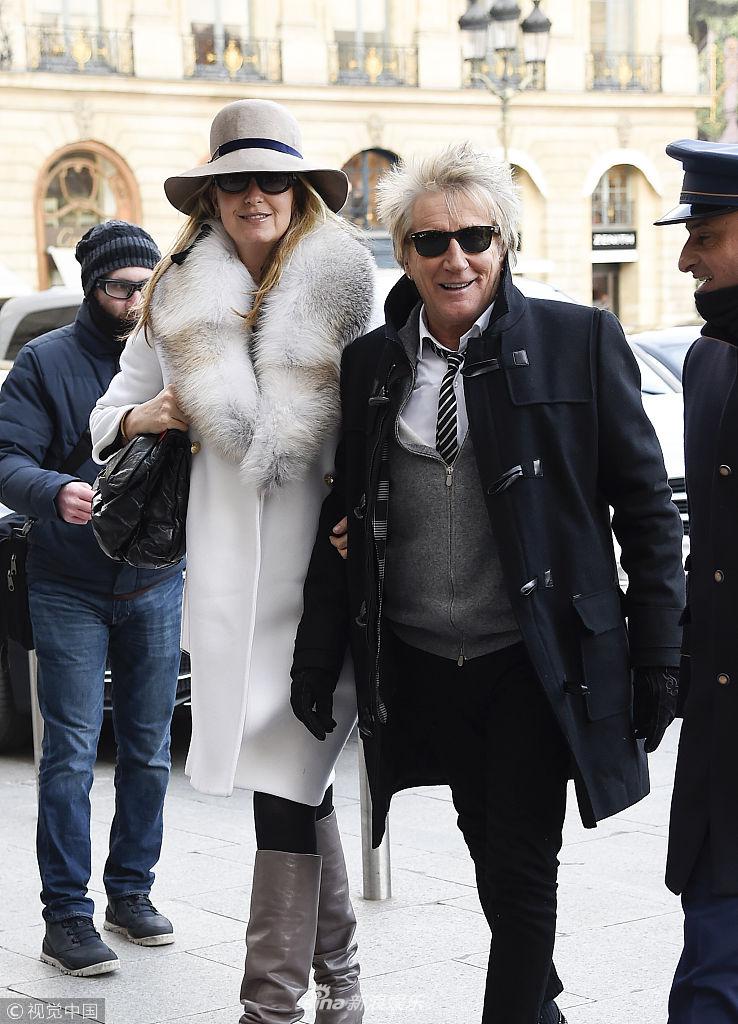 组图:教父级摇滚歌手洛·史都华巴黎秀恩爱 妻子穿皮草似贵妇