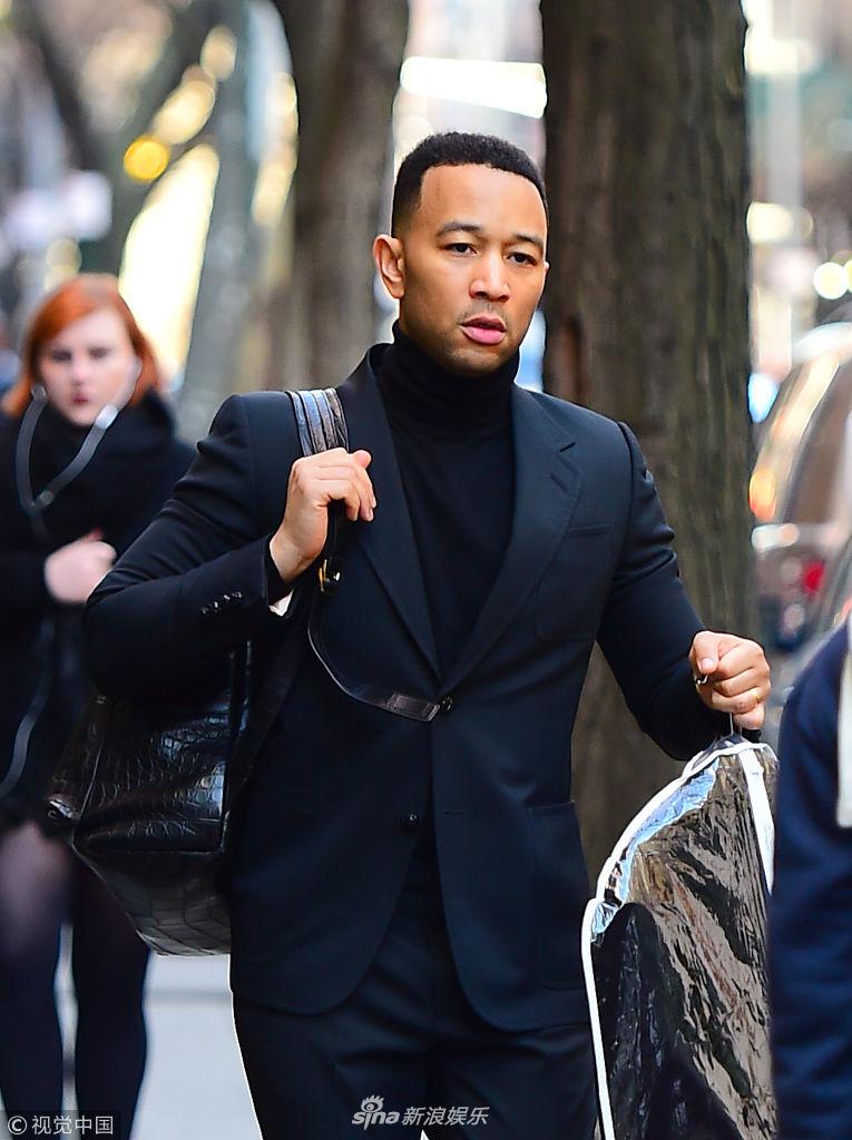 组图约翰传奇两套西装穿一身拎一身街拍走起模特步