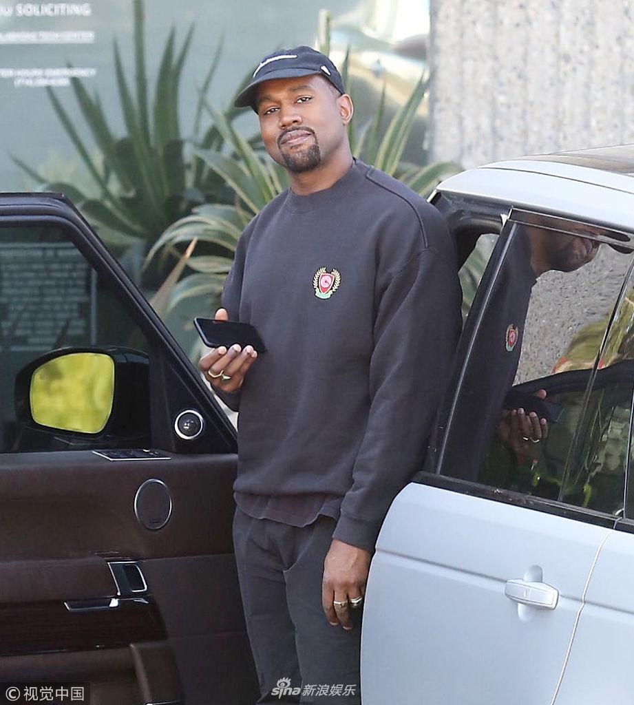 组图人逢喜事精神爽侃爷喜获爱女见镜头仰面微笑