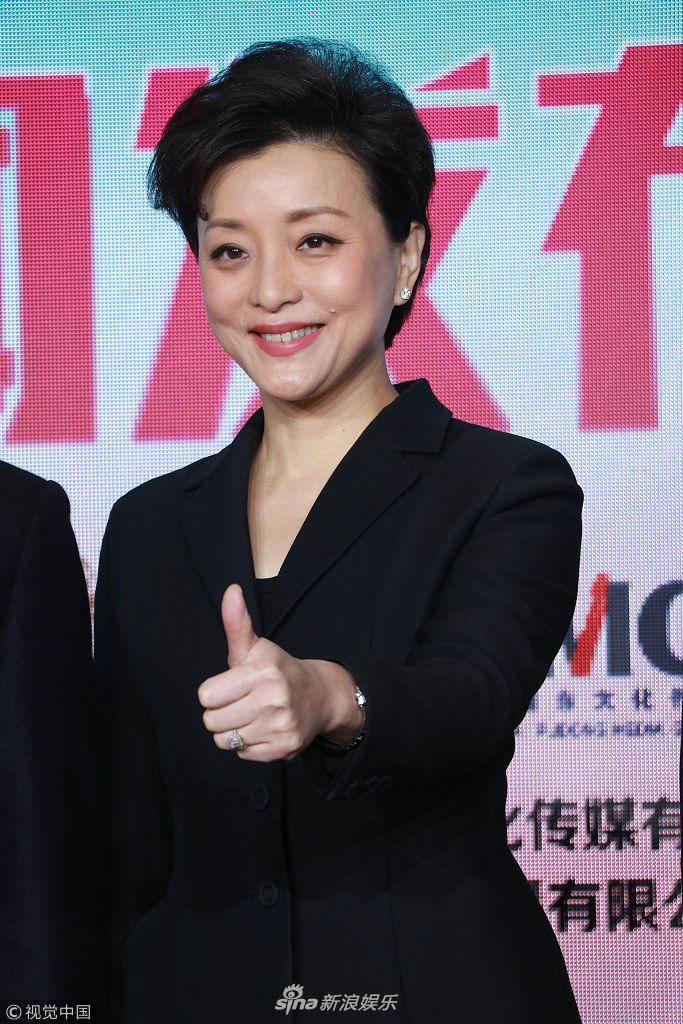 组图50岁杨澜黑西装亮相自带精英气场上台发言展大气之美