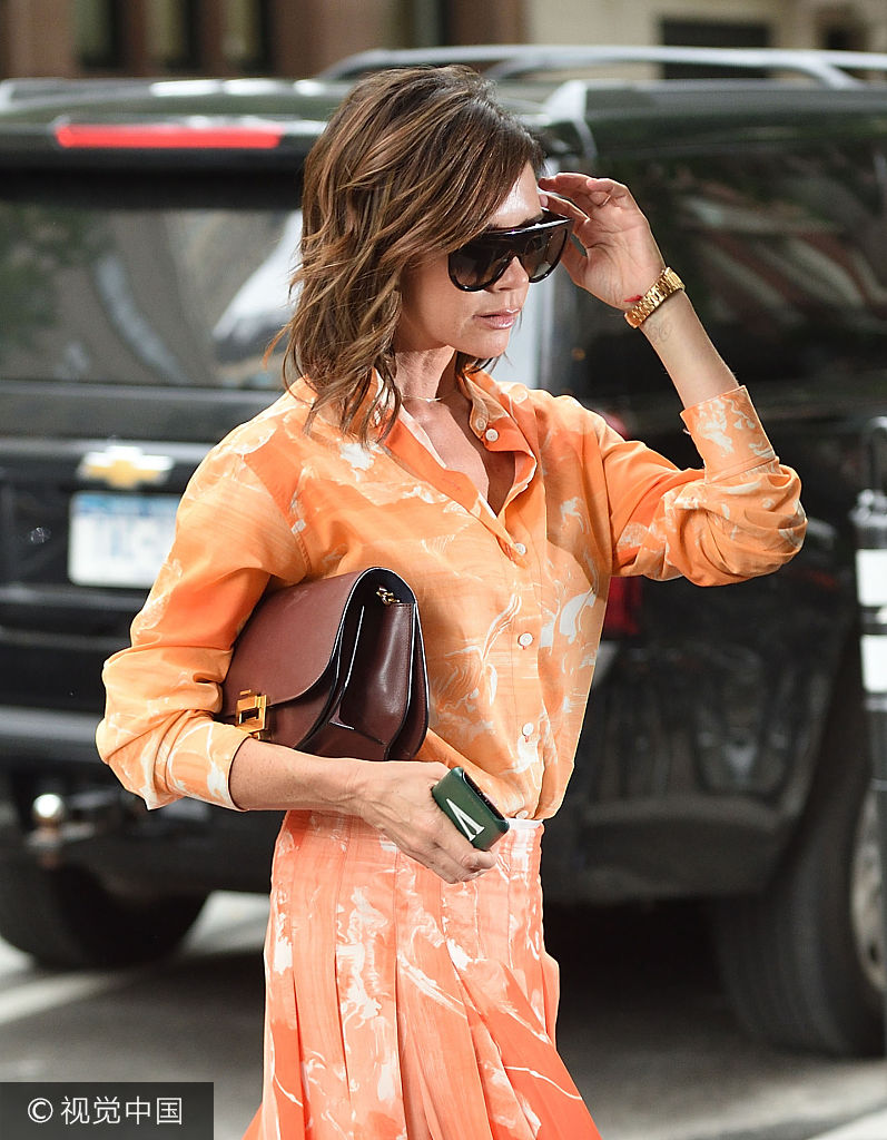 贝嫂衬衣长裙出街靓丽吸睛