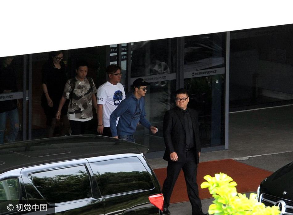 陈伟霆走vip通道玩快闪 甩开助理保镖一路小跑