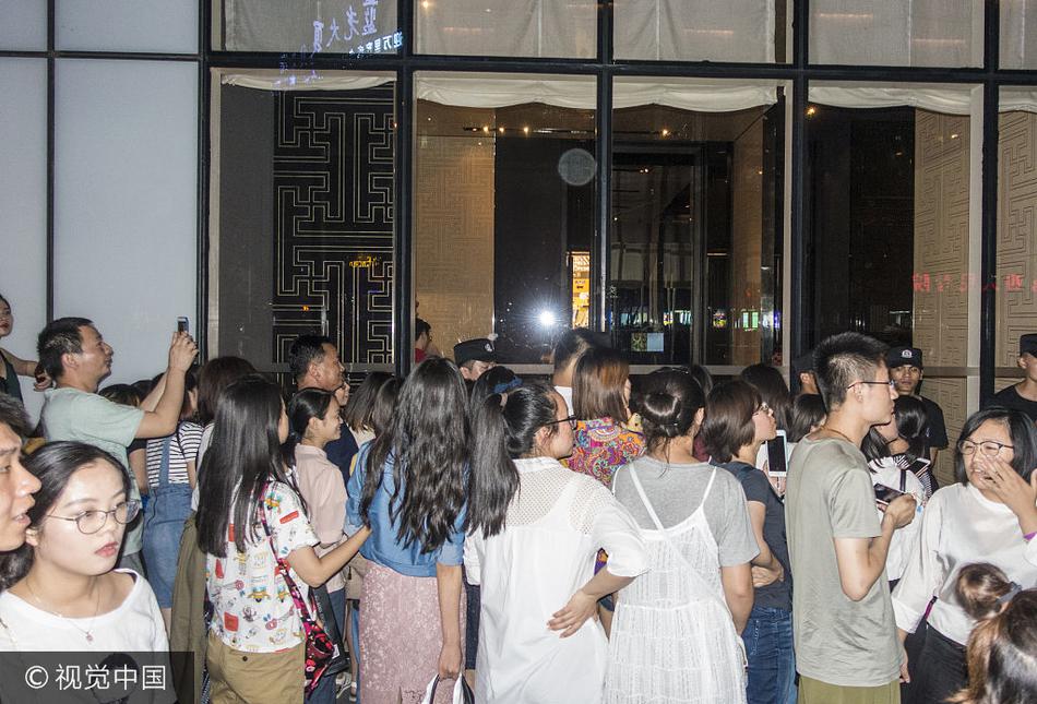 组图:迷妹的世界真难懂!吴亦凡深夜获粉丝苦苦守候人山人海