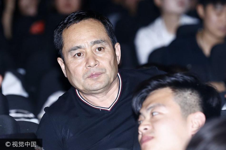 组图:女儿随爸!杨幂老爸现身支持女儿新片 大眼炯炯有神