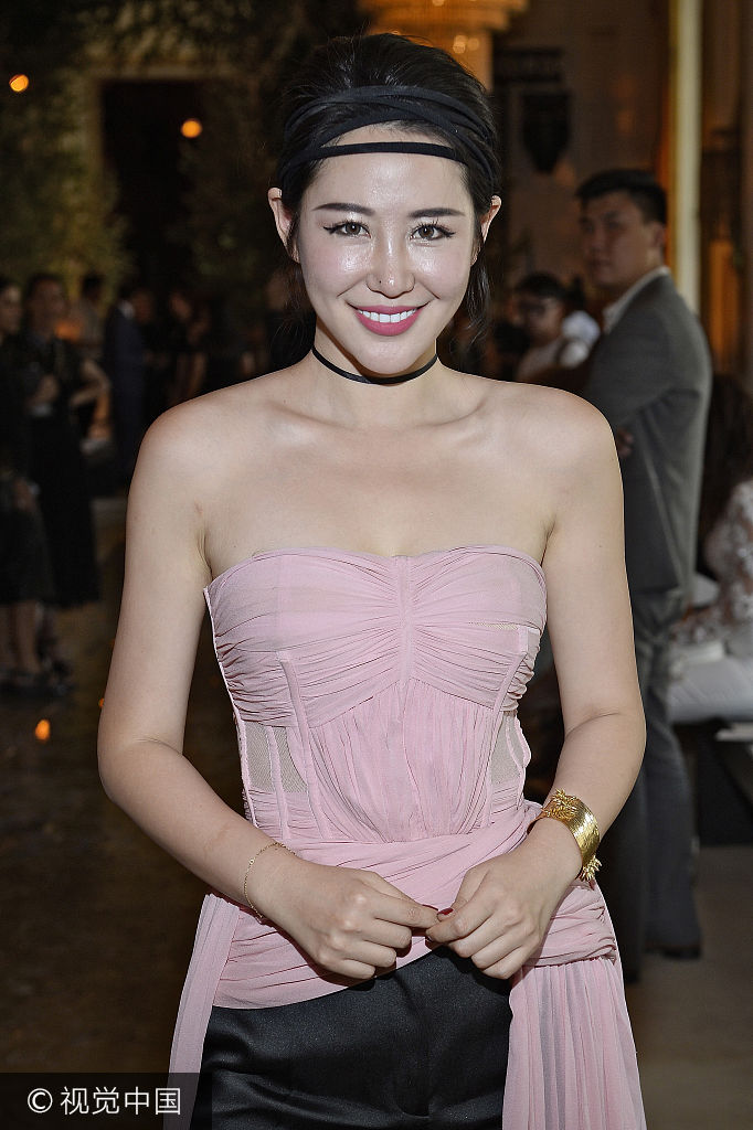 组图网红左岸潇亮相巴黎看秀比v卖萌气质略逊一筹