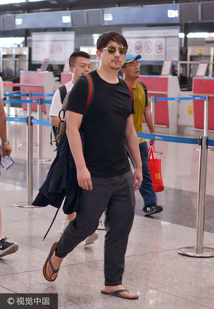 组图:黄磊三胎追生儿子成功难掩喜色 穿人字拖现身略显发福