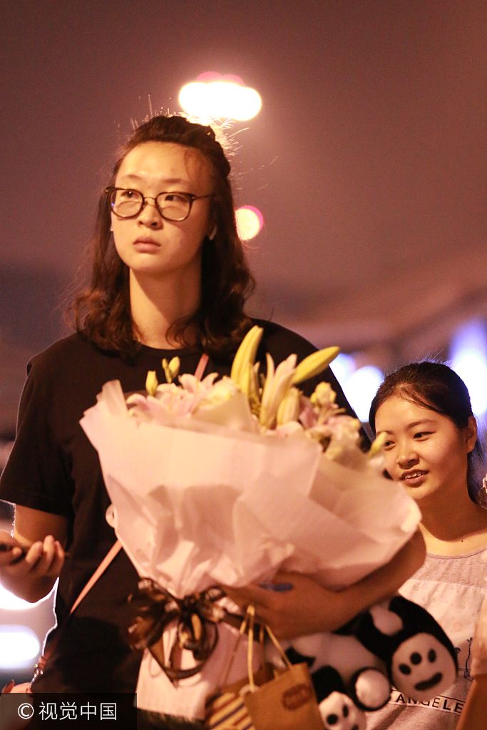 组图排球美女惠若琪现身成都获粉丝深夜接机送花