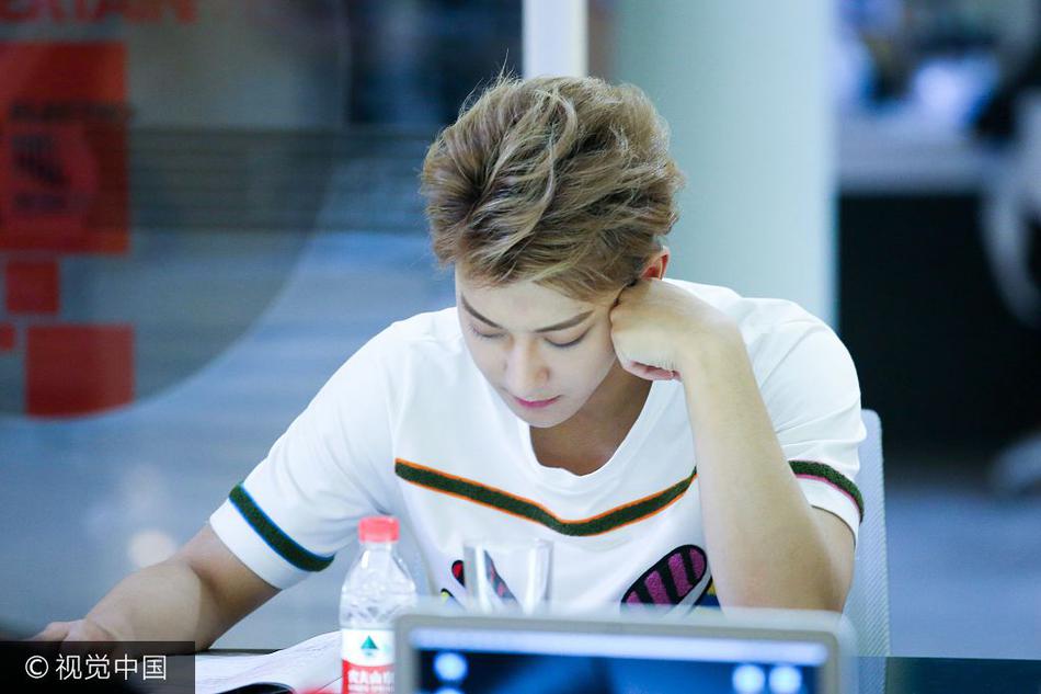 黄子韬拍新剧发型帅气抢镜