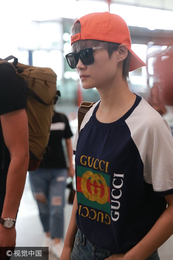 组图:李宇春反戴棒球帽现身机场 获众人护驾单手插兜耍帅