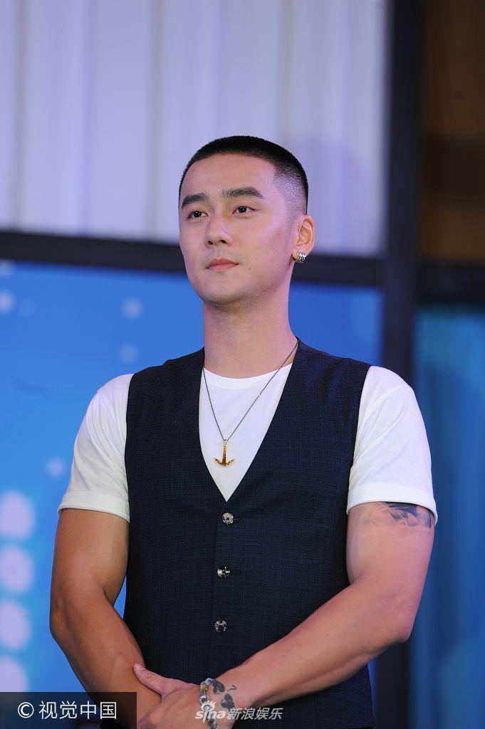 组图:蒋劲夫助阵男模大赛 寸头造型帅气手臂肌肉藏不住