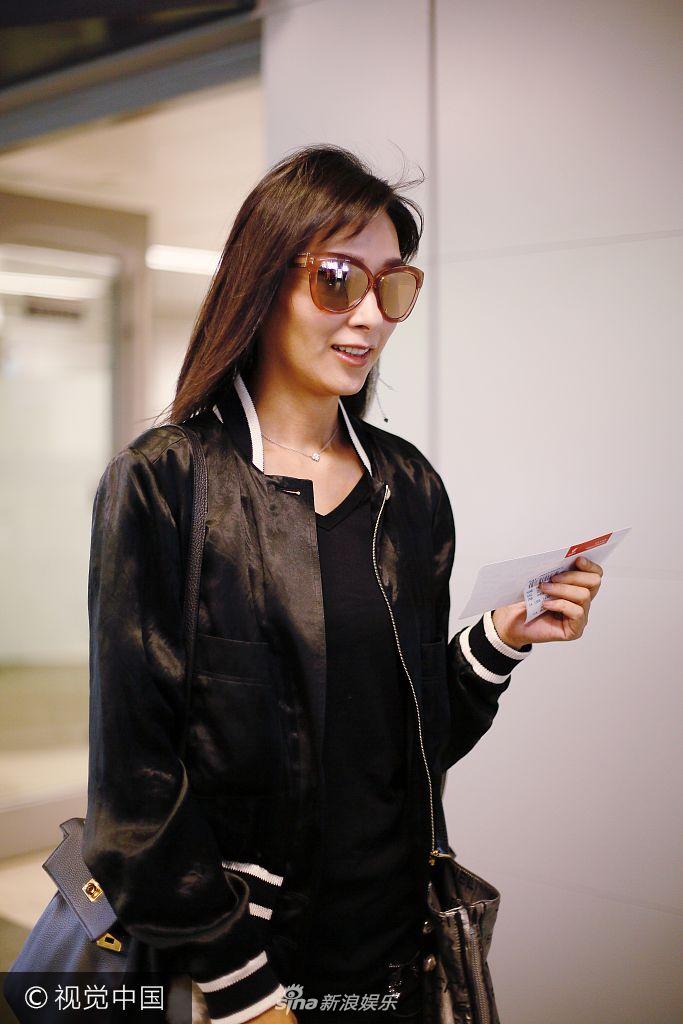 43岁杨恭如现身肌肤吹弹可破