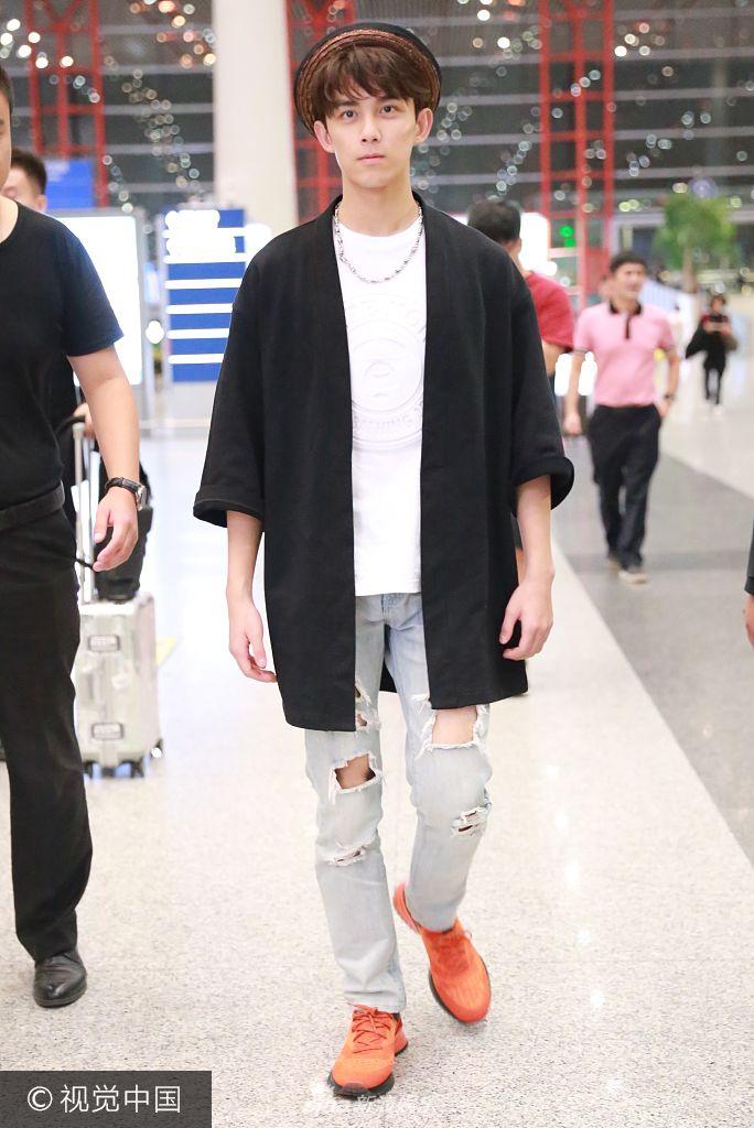 吴磊穿"乞丐牌"牛仔裤帅气亮相 背后拖"尾巴"十分强镜
