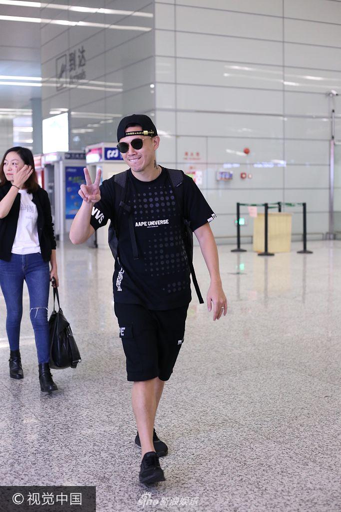 组图:嘻哈man欧阳靖反戴棒球帽潮范儿足 与粉丝自拍显亲和