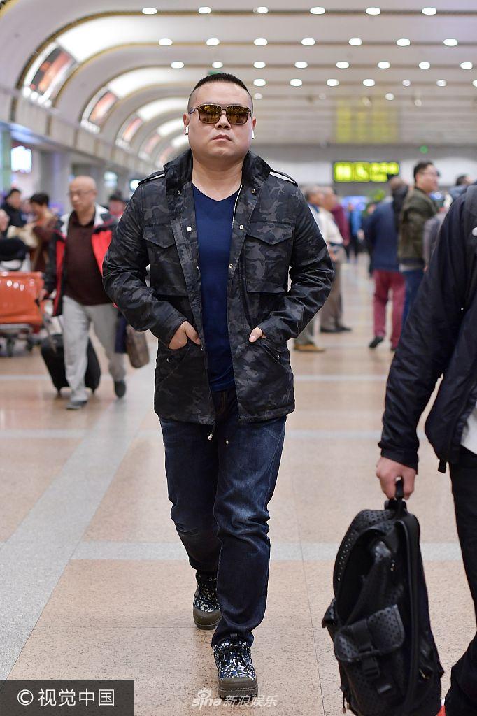 组图:岳云鹏墨镜遮面现身似大佬 获老婆接机两人热聊甜蜜蜜