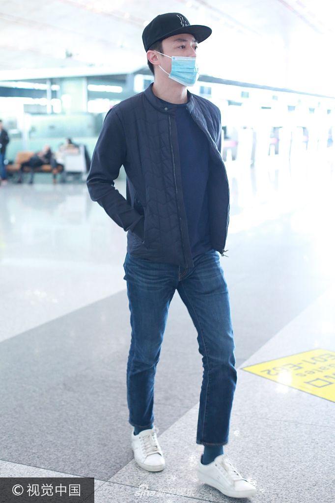 组图:霍建华戴帽子口罩低调现身机场 见跟拍怒指镜头一脸不悦