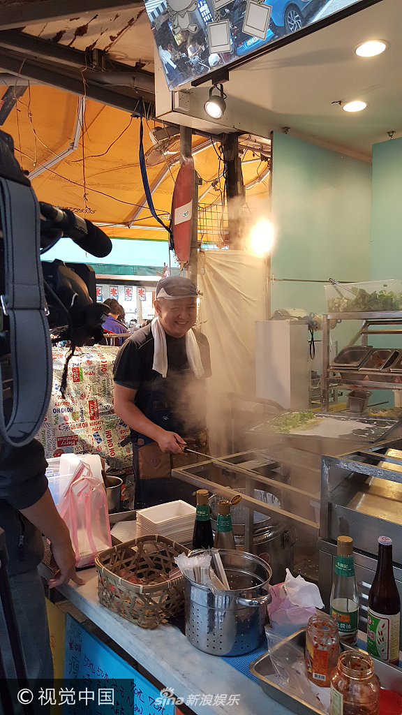组图:林志颖大哥摆摊卖肠粉不愿被认出 小志这样回应