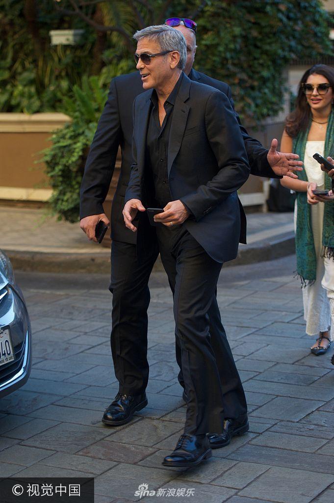 乔治·克鲁尼头发花白魅力不减 获粉丝组团求合影