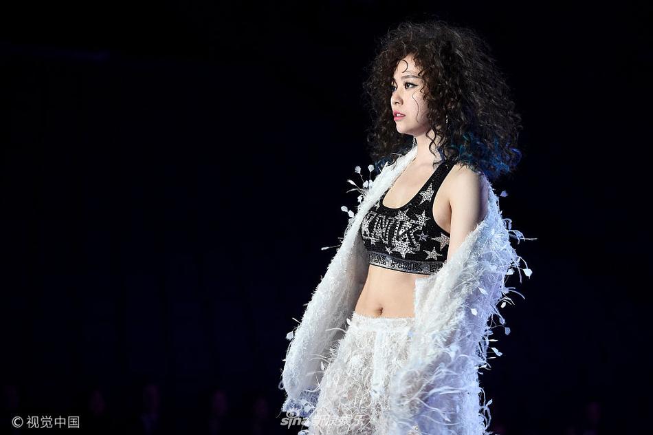 组图:张靓颖爆炸头献唱维秘秀场 歌曲串烧引爆全场