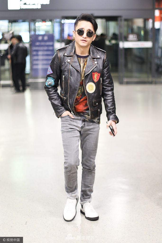 邹市明独自亮相机场皮衣扮酷