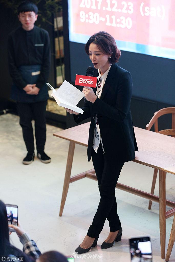 组图:董卿一袭西装空降成都签售新书 朗诵诗歌散发知性魅力
