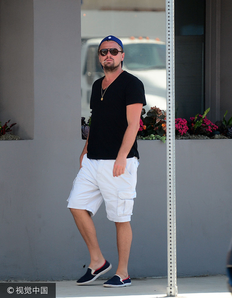 组图:莱昂纳多叼牙签痞味十足 穿大短裤变不羁大叔