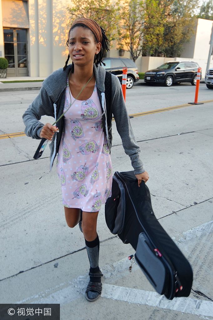 当地时间2017年7月10日,洛杉矶,维罗·史密斯(willow smith)现身街头.