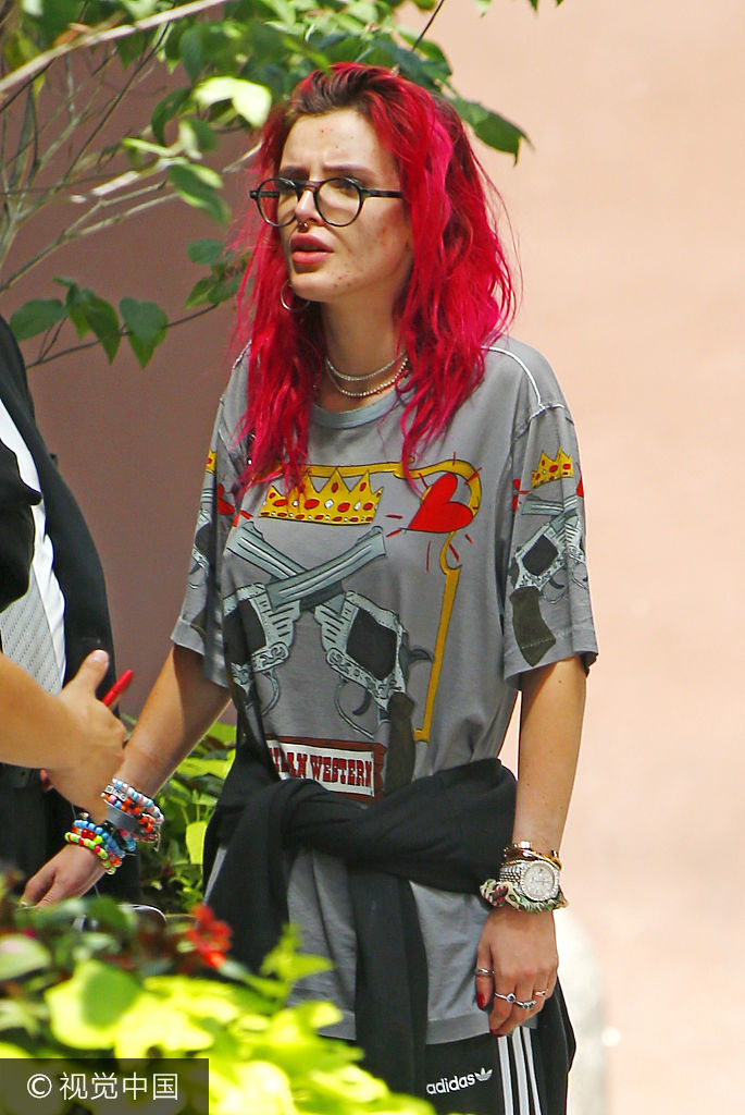 组图:贝拉索恩顶红发素颜满脸痘 穿歌手黑熊帽衫好事将近?