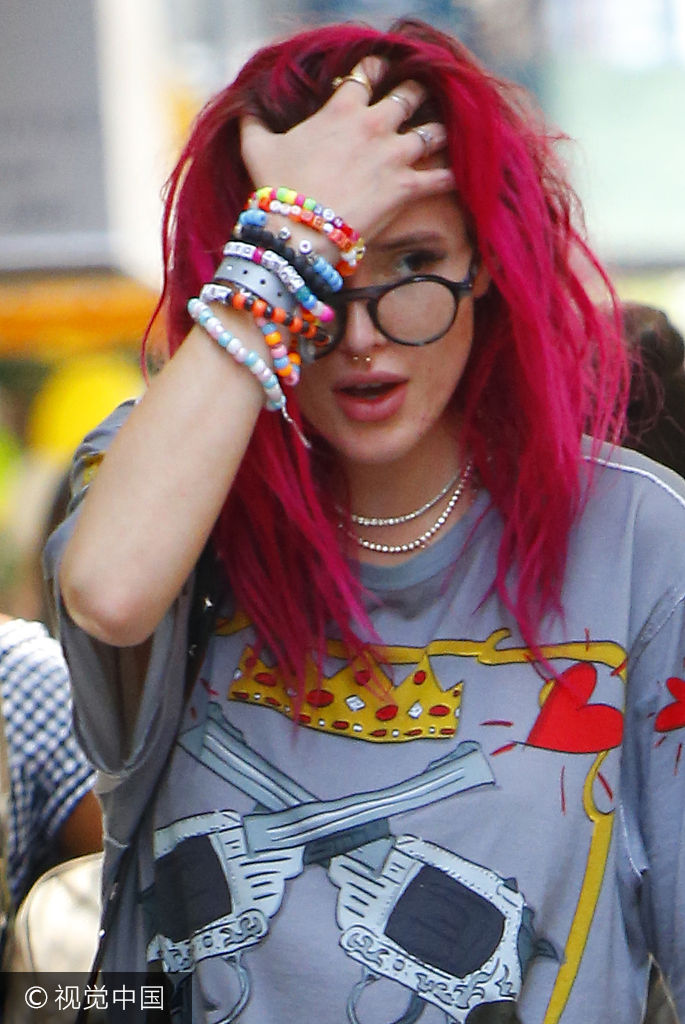 组图:贝拉索恩顶红发素颜满脸痘 穿歌手黑熊帽衫好事将近?