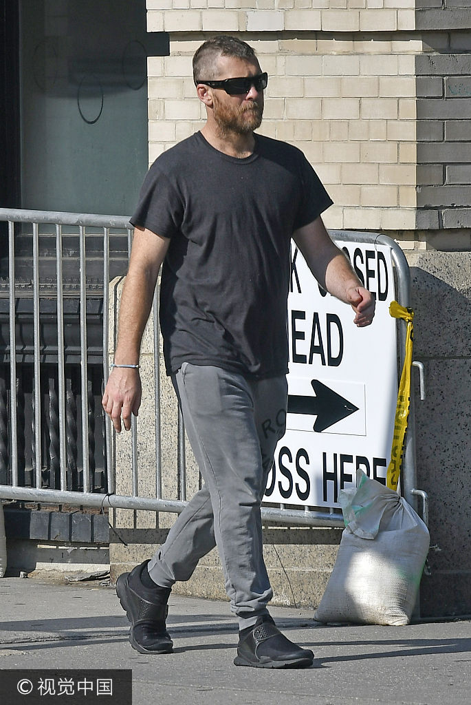 组图:"阿凡达"萨姆沃辛顿推车牵手照顾俩baby很心酸